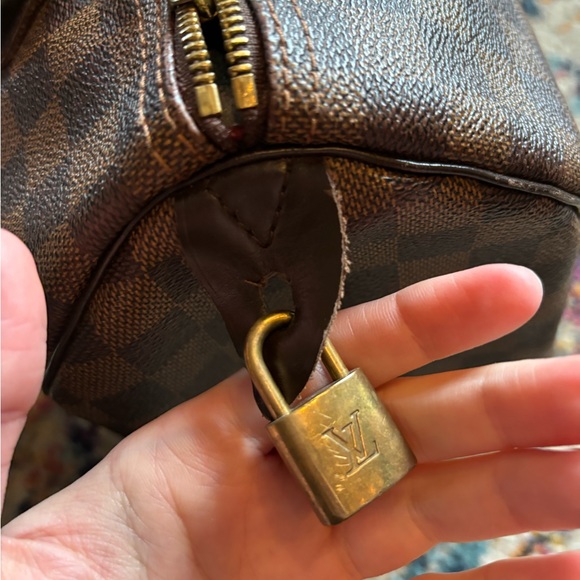 Authentic Louis Vuitton Speedy 30 in Damier Ebene - Picture 13 of 15